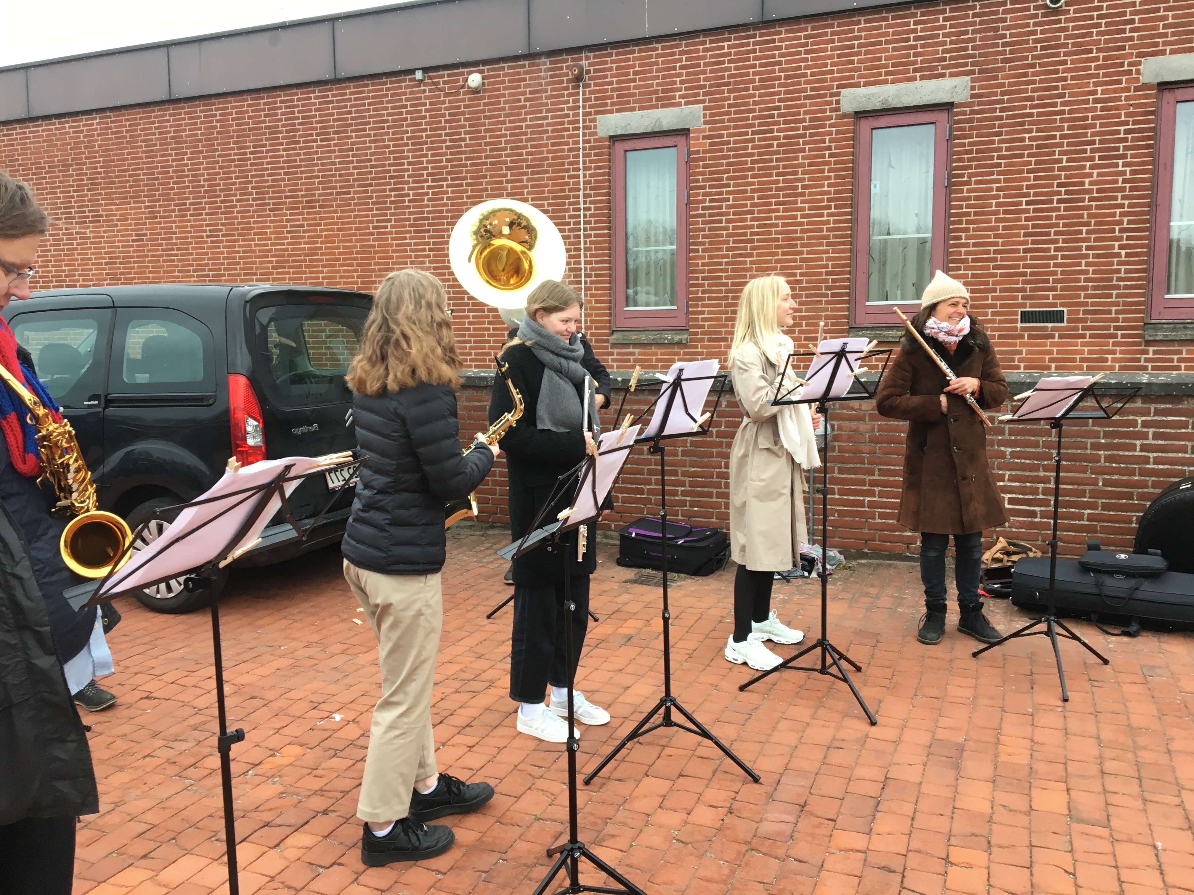 Billede af elever fra Frederikssund Musikskole der står og spiller