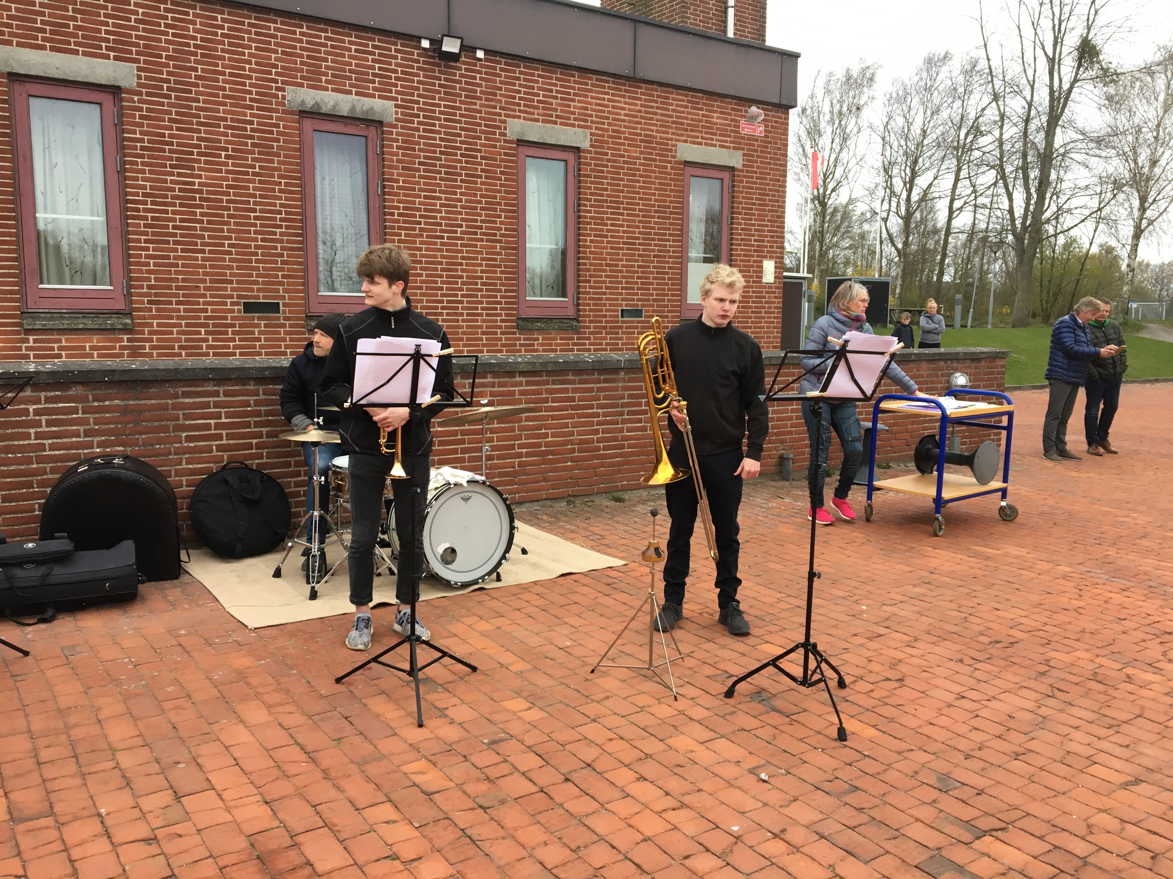 Billed af elever fra Frederikssund Musikskole der står og spiller