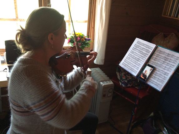 Lærer Xenia underviser i Violin