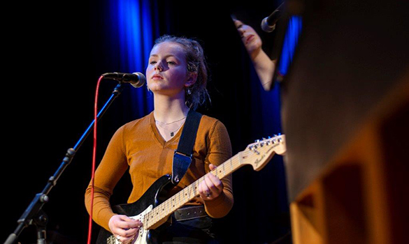 Ung pige med elguitar til koncert i Elværket. Ung pige med elguitar til koncert i Elværket.
