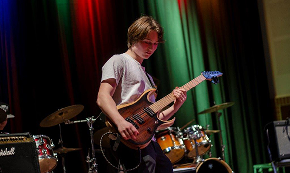 Ung mandlig elguitarelev spiller til Bandnight i Elværket. Ung mandlig elguitarelev spiller til Bandnight i Elværket.