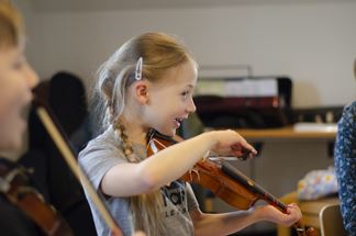 Billede af Lily der spiller på violin