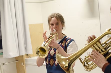 Sigrid der spiller på trompet